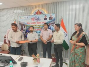 प्लम्बर सम्मान समारोह का शुभारम्भ कार्यक्रम के मुख्य अतिथि मुख्य विकास अधिकारी / उपाध्यक्ष जिला जल एवं स्वच्छता मिशन अभिनव शाह द्वारा किया गया