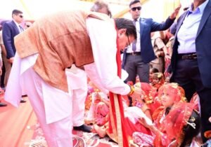 मुख्यमंत्री पुष्कर सिंह धामी ने सनातन धर्म मंदिर परिसर में आयोजित सामूहिक कन्या पूजन कार्यक्रम में प्रतिभाग किया