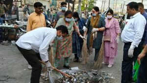 सफाई कर्मियों की हड़ताल के चलते मेयर व नगर आयुक्त के नेतृत्व में निगम प्रशासन उतरा सड़कों पर