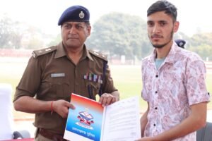 पुलिस आरक्षी भर्ती में चयनित अभ्यर्थियों को एसएसपी देहरादून द्वारा सौंपे गये नियुक्ति पत्र