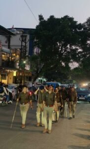 आगामी पर्वो के दौरान शांति एवं कानून व्यवस्था बनाए रखने हेतु एसएसपी दून के निर्देशों पर पुलिस ने किया फ्लैग मार्च