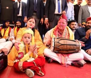 होली के रंगों की बहार नजर आई। प्रदेश भर से आए लोक कलाकारों और होल्यारों ने अपनी अपनी धुनों से माहौल को उत्सवमय कर दिया