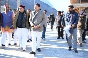 मुख्यमंत्री पुष्कर सिंह धामी ने श्री बदरीनाथ धाम पहुंचकर ग्राउंड जीरो पर उतरते हुए मास्टर प्लान के तहत संचालित विभिन्न विकास कार्यों का व्यापक एवं गहन स्थलीय निरीक्षण किया