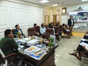 मुख्यमंत्री  पुष्कर सिंह धामी के निर्देशानुसार सचिव आवास डॉ. आर. राजेश कुमार ने आज सचिवालय में उत्तराखण्ड मेट्रो रेल कॉर्पोरेशन द्वारा हरिद्वार शहर में प्रस्तावित इंटीग्रेटेड रोपवे परियोजना की विस्तृत समीक्षा की