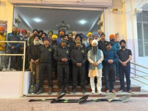 हेमकुंट साहिब ट्रैक से बर्फ हटाने के लिए सेना व सेवादारों की संयुक्त टीम रवाना