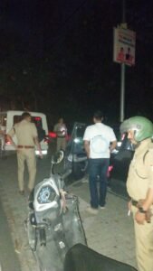 सार्वजनिक स्थानों पर शराब पीने, शराब पीकर वाहन चलाने, हुड़दंग करने तथा नियमों का उल्लंघन करने वालो के विरुद्ध की वृहद स्तर पर कार्यवाही   सार्वजनिक स्थानों पर शराब पीने वाले 70 व्यक्तियों को दून पुलिस की बस सेवा से लाया गया थाने, पुलिस एक्ट के अंतर्गत करी कार्रवाई