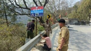 चारधाम यात्रा: लैंडस्लाइड जोनों पर चेतावनी बोर्ड, चमोली पुलिस की अपील—सावधानी बरतें यात्री