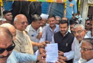 गौ हत्या प्रतिबंध व अन्य मांगों को लेकर गौ भक्तों ने ज्वाइंट मजिस्ट्रेट दीपक रामचंद्र सेट को सौंपा ज्ञापन