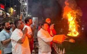 उत्तराखंड कांग्रेस अध्यक्ष के जन्म दिवस पर समर्थकों सहित पूर्व मेयर ने आरती कर की उनके मंगलमय जीवन की कामना