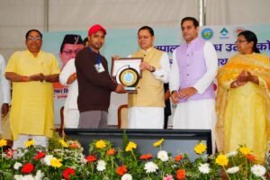 मुख्यमंत्री पुष्कर सिंह धामी ने आज निरंजनपुर देहरादून में राज्य भर से आये पशुपालकों, दुग्ध उत्पादकों एवं मत्स्य पालकों के साथ संवाद किया