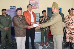 आस्था के महासैलाब के बीच दिन-रात श्रद्धालुओं की सेवा में डटे “खाकी के असली हीरो” हुए सम्मानित