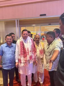 मुख्यमंत्री पुष्कर सिंह धामी के गुवाहाटी पहुंचने पर लोगों ने उनका आत्मीय स्वागत व अभिनंदन किया