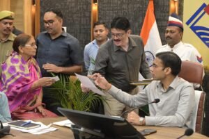 बच्चों का उत्पीड़न और टीसी न देने का अरोप पर डीएम सख्त, सैमसै पब्लिक स्कूल के लिखाफ जांच शुरू