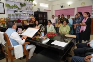 आंगनबाड़ी कर्मियों के मानदेय बढ़ाने पर सरकार गंभीर, मुख्यमंत्री से वार्ता के बाद हड़ताल स्थगित