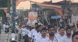 पथ संचलन कर रहे स्वयंसेवकों का विभिन्न स्थानों पर नगर के स्थानीय निवासियों एवं संस्थाओं के द्वारा पुष्पवर्षा कर स्वागत किया गया