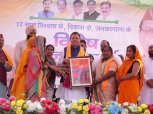 मुख्यमंत्री ने कहा कि प्रधानमंत्री नरेंद्र मोदी ने पदभार ग्रहण करने के बाद से ही जनकल्याण को केंद्र में रखते हुए अनेक महत्वपूर्ण योजनाओं और अभियानों की शुरुआत की।