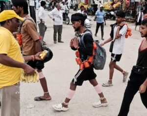 राष्ट्रीय बजरंग दल के ब्लॉक अध्यक्ष विनोद कश्यप ने शिवभक्तों को वितरित किए फल,कहा कांवड़ यात्रा आस्था,श्रद्धा और सेवा का पर्व