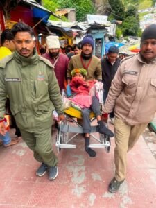 आस्था की आँखों में था विश्वास, सेवा के हाथों में था संकल्प… शारीरिक रूप से असमर्थ श्रद्धालु का भगवान श्री बदरी विशाल के दर्शन का सपना हुआ साकार