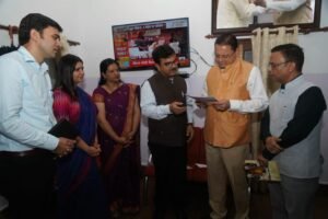 मुख्यमंत्री पुष्कर सिंह धामी से आज मुख्यमंत्री कैंप कार्यालय स्थित मुख्य सेवक सदन में विभिन्न कर्मचारी संगठनों के प्रतिनिधिमंडलों ने भेंट की