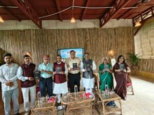 हिंदी दिवस पर लेखक गाँव की प्रकृति की पाठशाला में साहित्यकारों ने बिखेरे शब्द