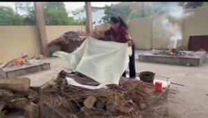 क्रांतिकारी शालू सैनी ने सड़क पर पड़े बुजुर्ग मृतक की बेटी बनकर दी मुखाग्नि, छः हजार से अधिक लावारिस मृतकों की वारिस बन अंतिम विदाई देने वाली क्रांतिकारी शालू सैनी ने फिर निभाया बेटी का धर्म