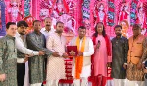 लालकुर्ती में मां दुर्गा के भव्य जागरण में पहुंचकर पूर्व मेयर गौरव गोयल ने पूजा-अर्चना कर लिया आशीर्वाद,की सुख व समृद्धि की कामना