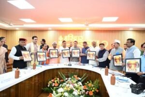 हरिद्वार कुंभ मेला-2027 की धार्मिक, आध्यात्मिक और सांस्कृतिक पहचान को व्यापक स्तर पर प्रस्तुत करने के उद्देश्य से मुख्यमंत्री पुष्कर सिंह धामी ने आज कुंभ के आधिकारिक लोगो, वेबसाइट और गीत का लोकार्पण किया