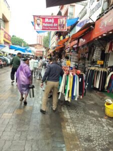 एसएसपी दून के निर्देशों पर नियमों के उल्लंघन पर सख्त दून पुलिस, अव्यवस्थित पार्किंग तथा अस्थाई अतिक्रमण कर यातायात व्यवस्था बाधित करने वालो पर चला दून पुलिस का डंडा