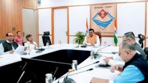 मुख्य सचिव  आनन्द बर्द्धन ने आज सचिवालय में उत्तराखण्ड इन्वेस्टमेंट एंड इंफ्रास्ट्रक्चर डेवलपमेंट बोर्ड (यूआईआईडीबी) की एग्जीक्यूटिव कमेटी की बैठक में विभिन्न प्रोजेक्ट्स की प्रगति की समीक्षा की