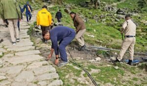 बाबा रुद्रनाथ की यात्रा से लौटते हुए जवानों ने दिया स्वच्छता का संदेश, ल्वीटी बुग्याल में चलाया सफाई अभियान