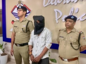प्लंबर ने पेचकस से बुजुर्ग दंपती समेत तीन की हत्या की