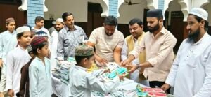 पूर्व मेयर गौरव गोयल ने पाठ्य सामग्री का किया वितरण कर शिक्षा के महत्व को समझाया