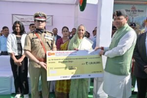 पुलिस स्मृति दिवस पर शहीद जवानों को मुख्यमंत्री धामी ने दी श्रद्धांजलि, परिजनों को किया सम्मानित