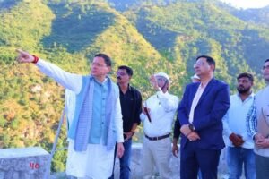 मुख्यमंत्री पुष्कर सिंह धामी ने गैरसैंण में विधानसभा सत्र के पश्चात देहरादून लौटते समय श्रीनगर-देवप्रयाग राष्ट्रीय राजमार्ग पर पहाड़ी के उपचारात्मक कार्यों का निरीक्षण किया